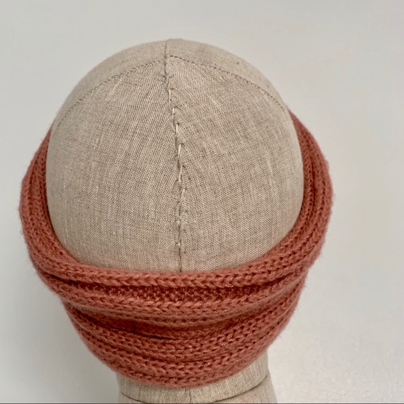 C. C hair accessories - Picture 3 of 7